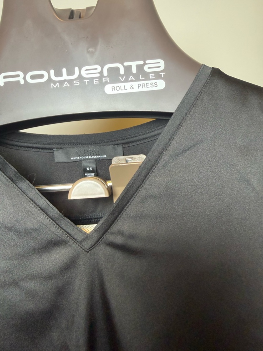 White House Black Marker WomenShort Sleeve V-Neck Shirt - Black silky flowy type - Picture 5 of 12